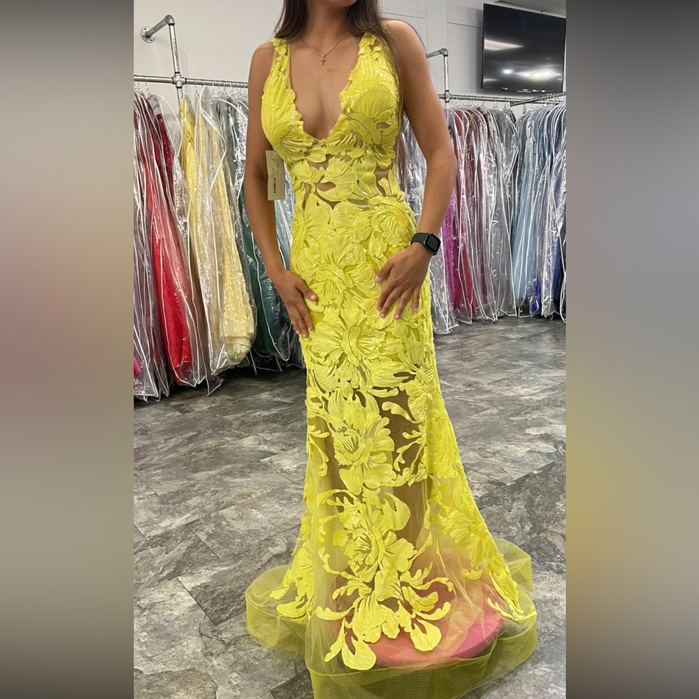 Hello! I’m selling this beautiful lace yellow prom dress! It has never been worn